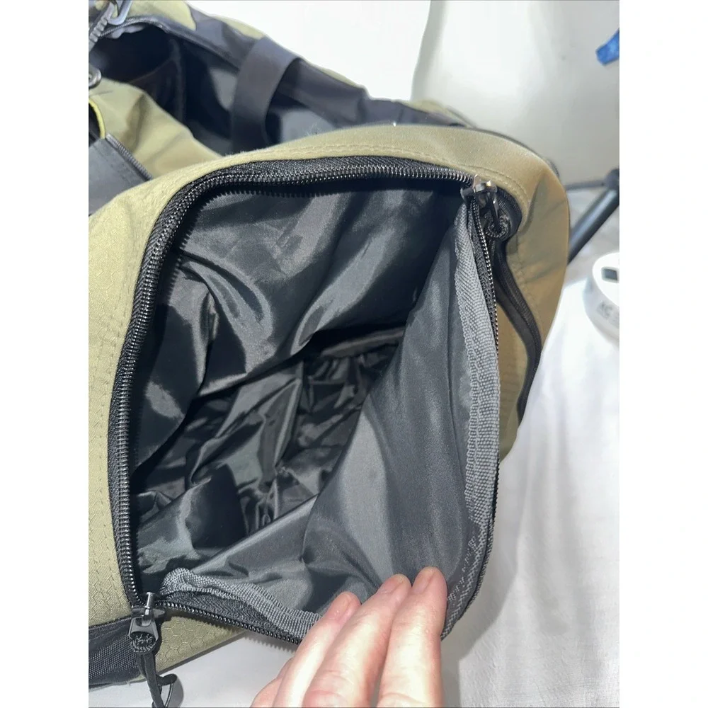 Eddie Bauer Luggage Carry-on Duffle Gym Bag in Black & Green 19